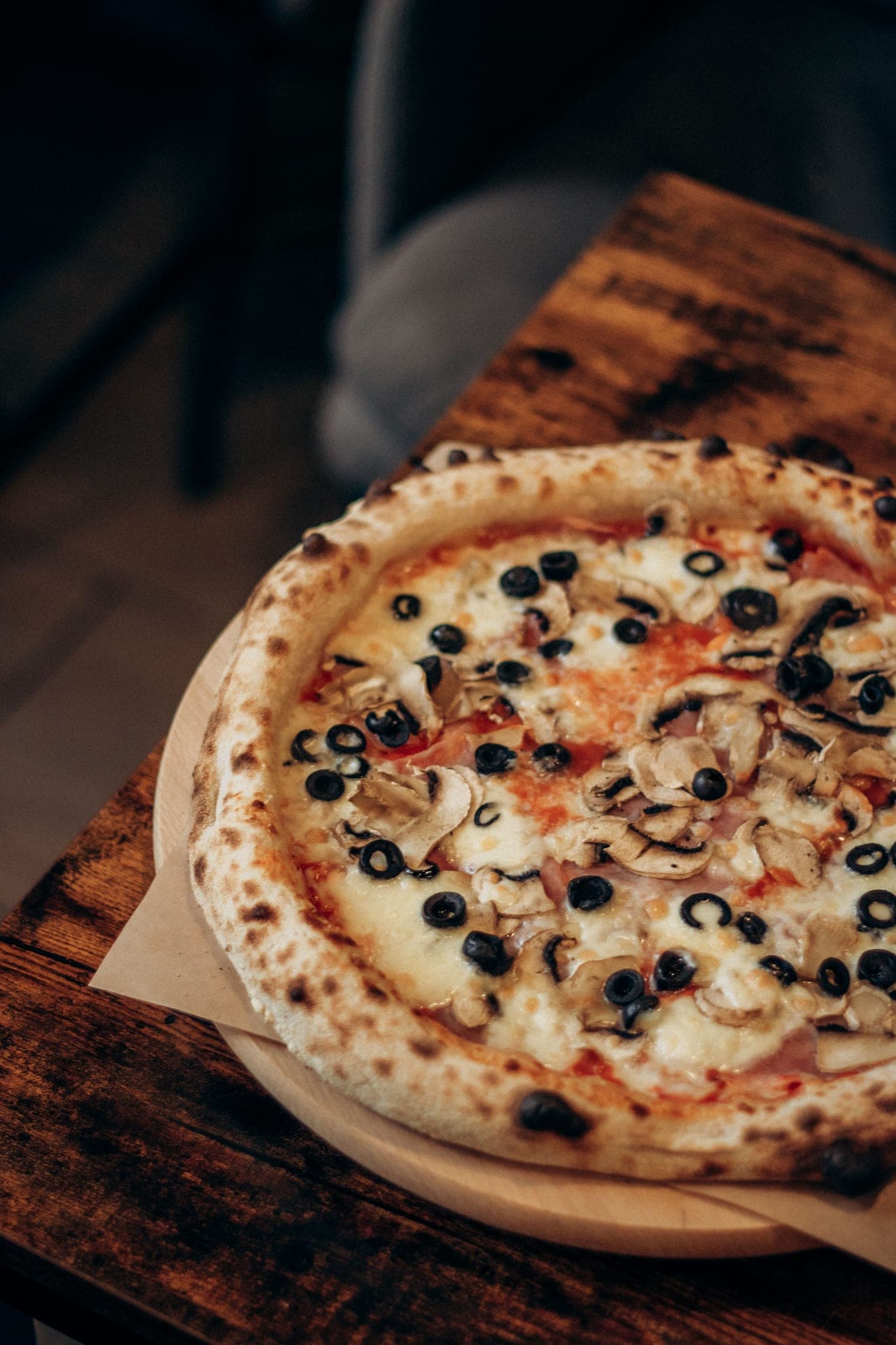 Pizza capricciosa z szynką i pieczarkami